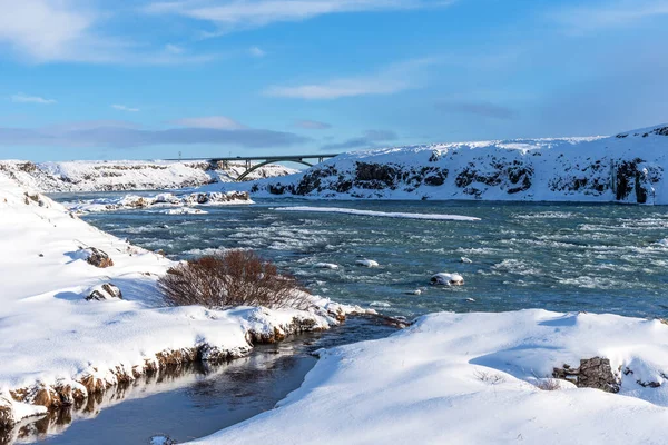 冰岛乌里达夫瀑布令人惊奇的冬季空中景观 — 图库照片