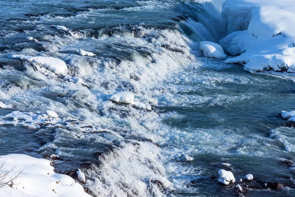 冰岛乌里达佛斯瀑布令人叹为观止的冬季景观 — 图库照片