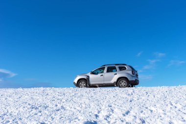 Vik, İzlanda - 5 Mart 2020: İzlanda 'da mavi gökyüzü ve beyaz karın arka planında Duster Dacha yolda