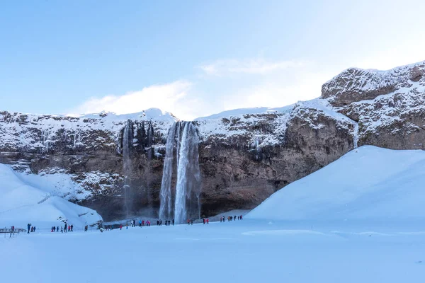 冰岛瀑布Seljalandsfoss的爱神冬季景观 — 图库照片