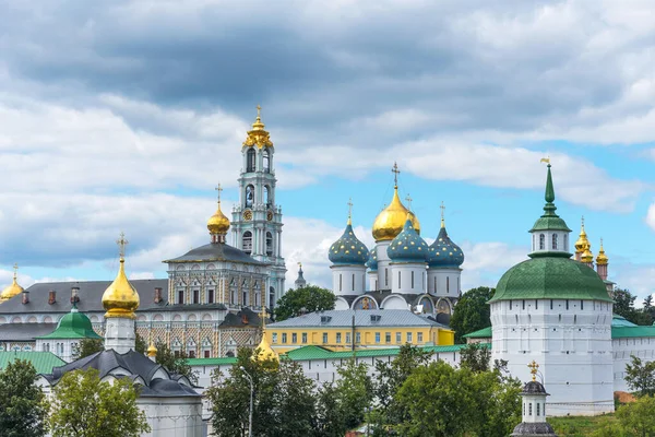 Sergiyev Posad, Rusya 'daki St. Sergius' lu Trinity Lavra 'nın resimli görüntüsü. Rus manastırının en önemli manastırı ve Rus Ortodoks Kilisesi 'nin ruhani merkezinin manzaralı yaz manzarası. Rusya 'daki en büyük manastır..