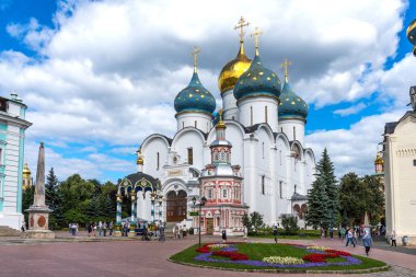 Sergiyev Posad, Rusya - 20 Ağustos 2020: Rus Ortodoks Kilisesi 'nin en önemli manastırı ve ruhani merkezi olan St. Sergius Trinity Lavra' nın manzaralı yaz manzarası. Rusya 'daki en büyük manastır..