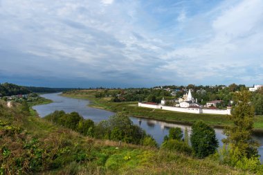 Staritsa, Rusya 'daki Volga Nehri üzerindeki Staritskiy Kutsal Dormition Manastırı manzarası.