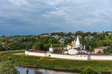 Staritsa, Rusya 'daki Volga Nehri üzerindeki Staritskiy Kutsal Dormition Manastırı manzarası.