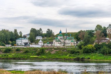 Rusya 'nın Staritsa kentindeki Volga Nehri üzerindeki terk edilmiş Boris ve Gleb Katedrali' nin manzarası.