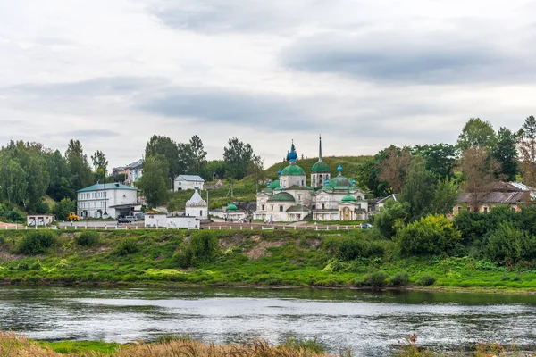 Rusya 'nın Staritsa kentindeki Volga Nehri üzerindeki terk edilmiş Boris ve Gleb Katedrali' nin manzarası.