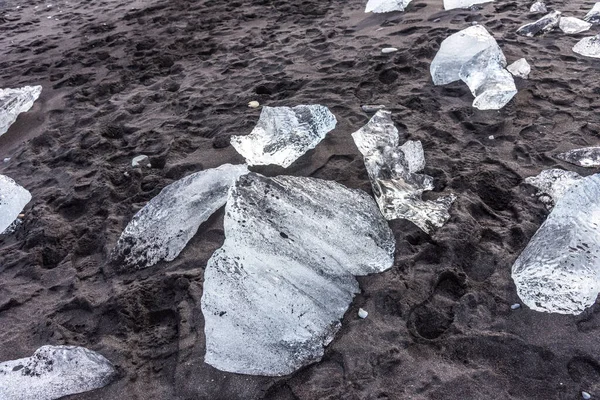 冰岛Jokulsarlon泻湖附近的钻石海滩上 有着冰山碎片的黑色沙滩上令人惊奇的风景如画 — 图库照片