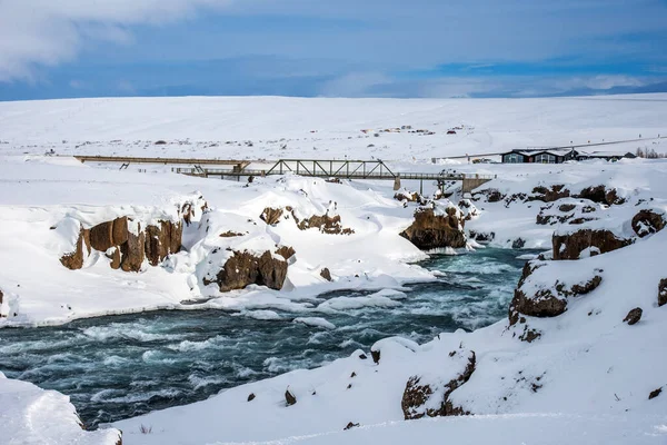 アイスランドのゴダフォス滝の景色冬の景色 アイスランドの凍る滝と絵のように美しい冬の風景 — ストック写真
