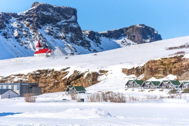 İzlanda 'da kışın Vik ve Myrdal kiliselerinin panoramik manzarası
