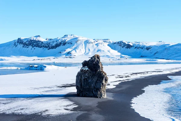 Obilné Zimní Krajiny Pohled Reynisdrangar Island Malebný Zimní Pohled Pláž — Stock fotografie