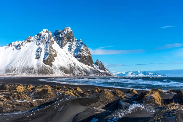 アイスランド南東部のストックスネス半島のヴェストラホーンと黒砂のビーチの空中冬の風景 ヴェストラホーンはアイスランドで最も息をのむような山の一つです — ストック写真