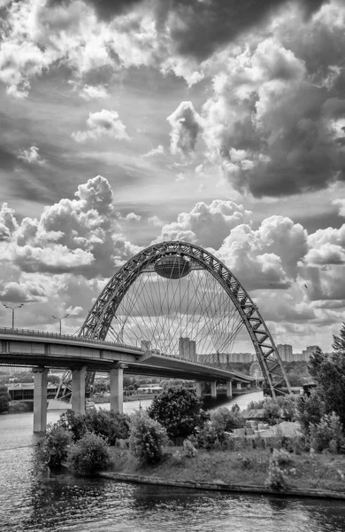 Najwyższy w Europie Most wantowy nad rzeką most Zhivopisny. Pochmurny dzień latem. czarno-białe. — Zdjęcie stockowe