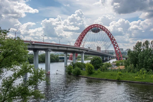 Zhivopisny en yüksek Avrupa askılı Moskova Nehri üzerinde köprü. Bulutlu yaz gün.