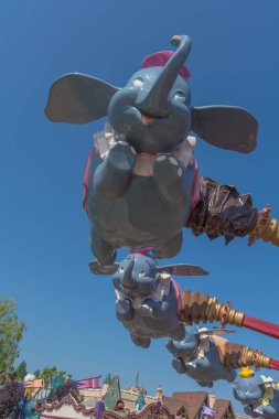 Fransa, Paris Disneyland - 12 Temmuz 2018: cazibe Dumbo uçan fil. Disney animasyon klasik 1941 dayalı
