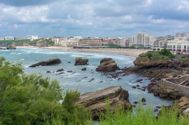 Dev kayalar denizin içinde. Biarritz, Fransa