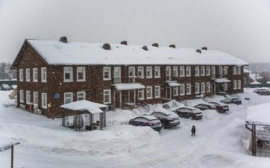Kar kar yağışı sırasında tipik İngiliz Teras Evler Townhouse kaplı