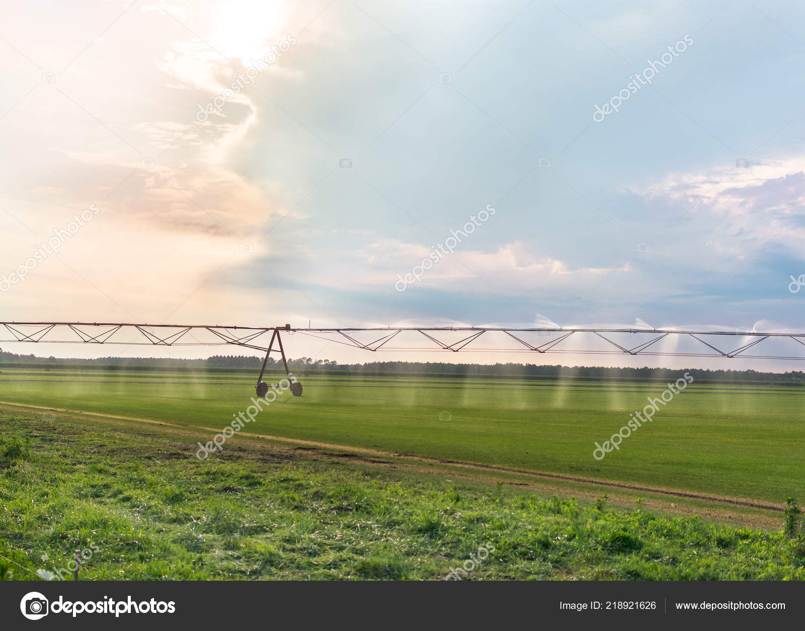 Sistema automatizado de aspersores de riego agrícola el campo paisaje agrícola cultivado al atardecer: fotografía de stock © #218921626 Depositphotos