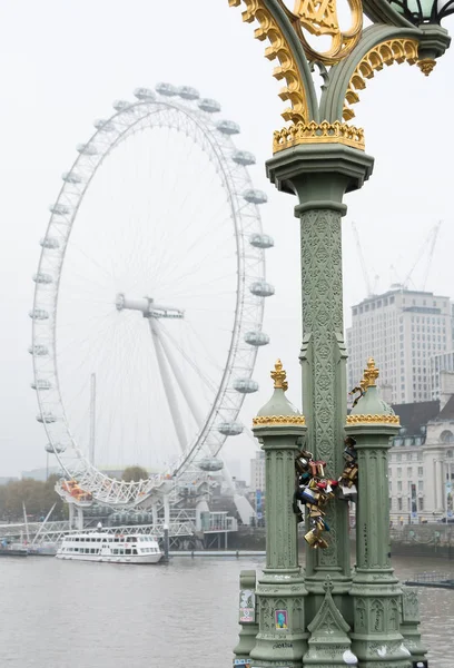 London Eye na margem sul do rio Tâmisa. Vista da ponte de Westminster — Fotografia de Stock