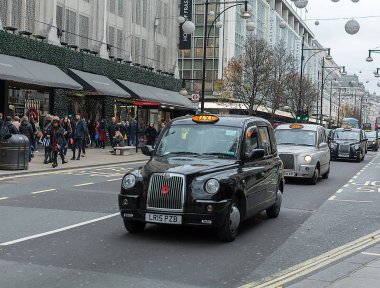 London, Büyük Britanya - 25 Kasım 2018: Londra taksi, hackney carriage, Piccadilly Circus siyah taksi çağırdı