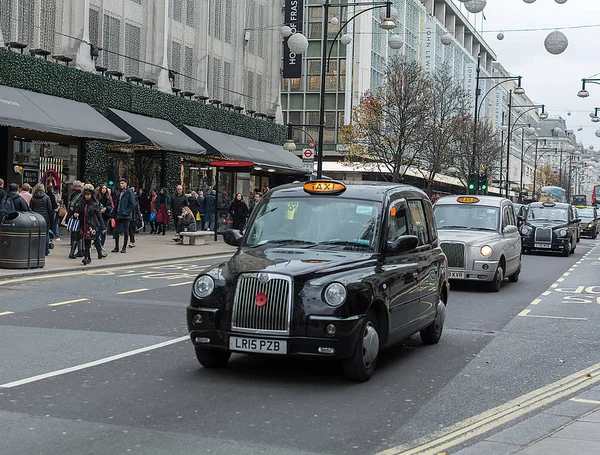 ЛОНДОН, ОБЪЕДИНЕННЫЙ КИНГДОМ - 25 НОЯБРЯ 2018 года: Лондонское такси, называемое каретой Хакни, чёрное такси в Пикадилли Циркус — стоковое фото