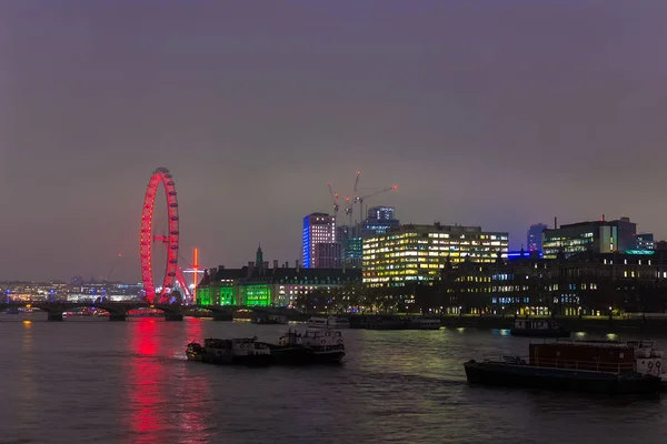 ЛОНДОН, ОБЪЕДИНЕННЫЙ КИНГДОМ - 23 НОЯБРЯ 2018 года: Панорама лондонского глаза и южного берега Темзы — стоковое фото
