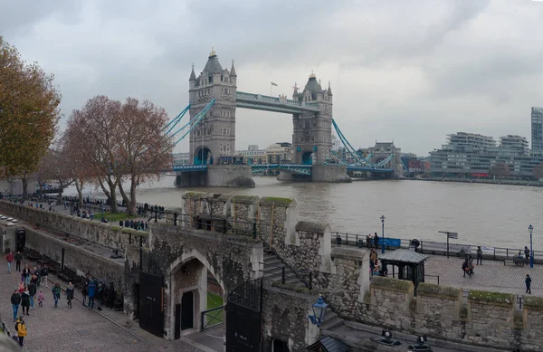 ЛОНДОН, ОБЪЕДИНЕННЫЙ КИНГДОМ - 25 НОЯБРЯ 2018 года: Стена Тауэра в Лондоне. На фоне Тауэрского моста . — стоковое фото