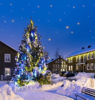 Evleri yakınında sokakta parlak ışıklar ile Noel ağacı Noel ve yılbaşı için geceleri dekore edilmiş