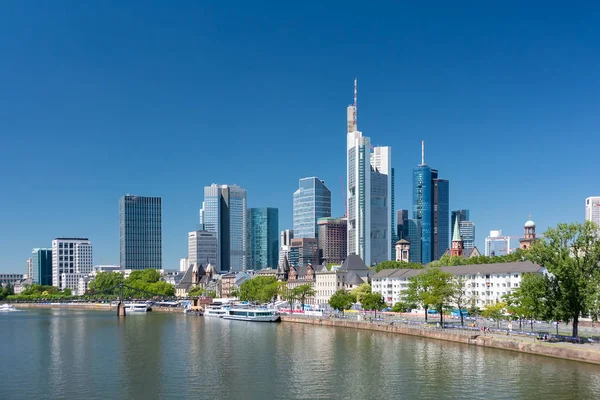 Frankfurt Main, Almanya. Şehir merkezindeki gökdelenlerin vew