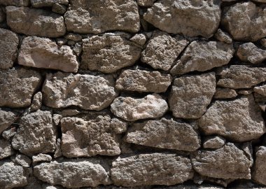 Parlak güneş ışığı ile gri taş duvar dokusu