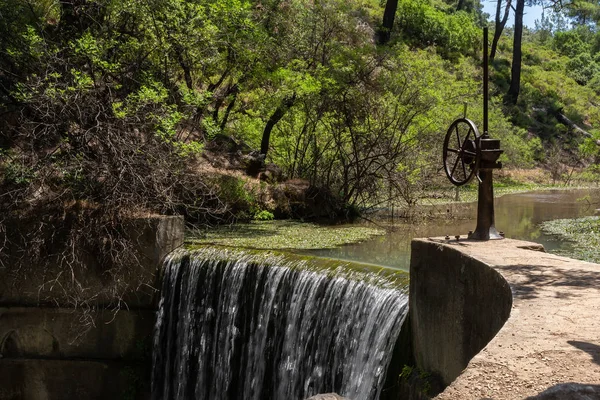 Yedi Springs veya EPTA Piges Rodos Yunanistan üzerinde floodgate ve şelale