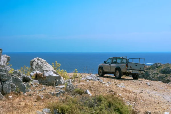 Deniz boyunca bir dağ yolu üzerinde Pickup kamyon. Rodos Yunanistan Avrupa Telifsiz Stok Fotoğraflar