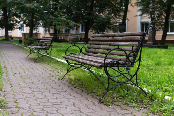 Houten bank in een park — Stockfoto