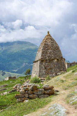 Eltyubyu, Kabardino-Balkaria, Rusya yakınlarındaki Ortaçağ Ölüler Şehri 'nde bir mezar