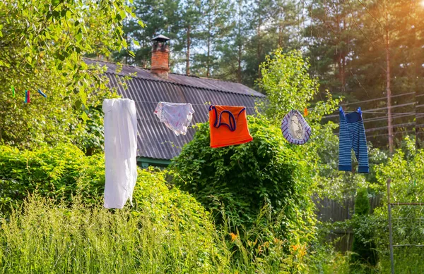 Gewassen Wasserij Loopt Vast Aan Een Touw Het Land — Stockfoto