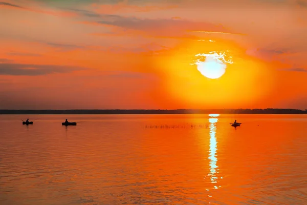 渔人的船鱼在湖在日出 — 图库照片
