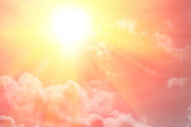 Güneşli ve bulutlu güzel karanlık gökyüzü