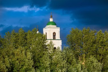 Ağaçların arkasında Ortodoks Kilisesi'nin çan kulesi.