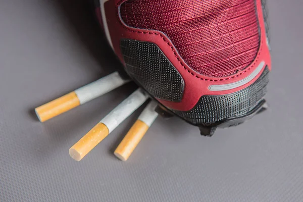 Jambe Baskets Marchant Sur Les Cigarettes Concept Lutte Contre Tabagisme — Photo