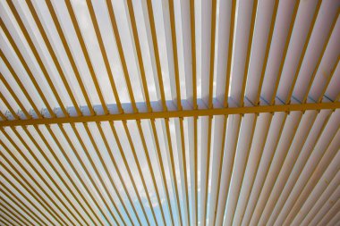 gölgelik gökyüzüne karşı ahşap seviyeleri