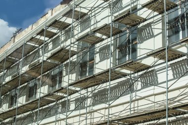 Ön yan binanın yenilenmesi. Scaffoldin