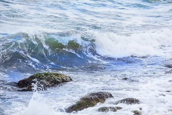 Fale Morskie Roll Brzeg Morze Piany Zbliżenie — Zdjęcie stockowe