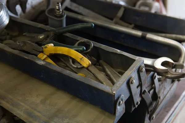 Werkzeugkiste Aus Metall Mit Verschiedenen Werkzeugen Auf Einem Tisch Einer — Stockfoto