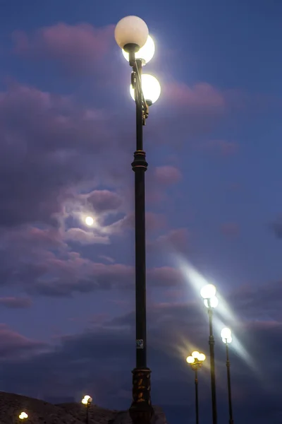 Zonsondergang Elektrische Lantaarnpaal Tegen Donkere Hemel — Stockfoto