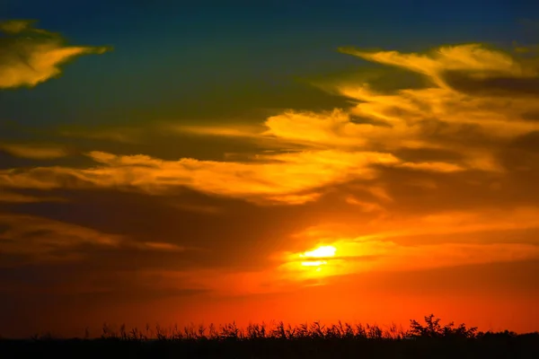 Schöner Sonnenuntergang Bewölkten Himmel Über Dem Feld — Stockfoto