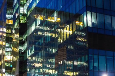 Gece modern yüksek kurumsal yapı