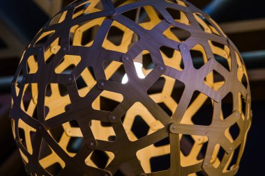 aydınlık bir ampul ile küresel fütüristik lamba