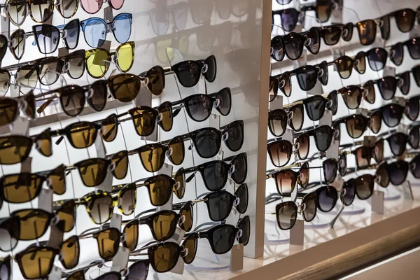 Weergave Van Moderne Kleurrijke Zonnebril Koop Een Straat — Stockfoto