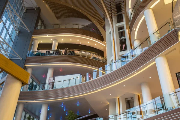 İç modern çok katlı alışveriş merkezi. Alışveriş Merkezi. Alt görünümü.