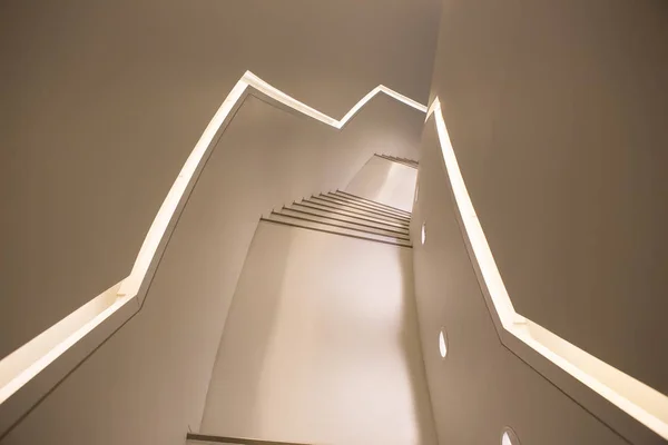 Corredor Curvo Con Escalera Iluminación Diodos Diseño Moderno —  Fotos de Stock