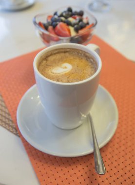 cappuccino kahve ve dondurma kafede masada çilek ile